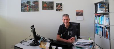 Dirk Boerner an seinem Bürotisch