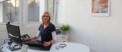 Claudia Wiebusch sitzend am Bürotisch