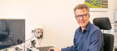 Prof. Dr. Stefan Reuter in seinem Behandlungszimmer
